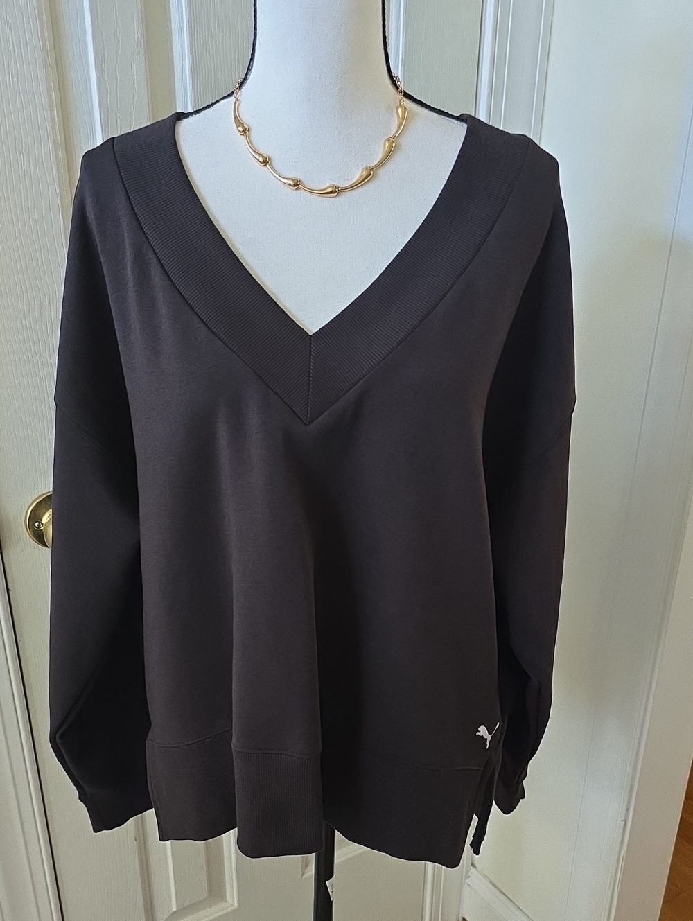 PUMA BRAND SIGNATURE WOMEN'S BLACK PULLOVER V-NECKLINE CASUAL TOP SIZE LARGE